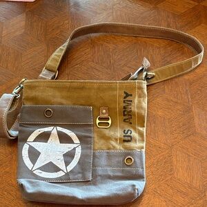 Shoulder bag with three large pockets